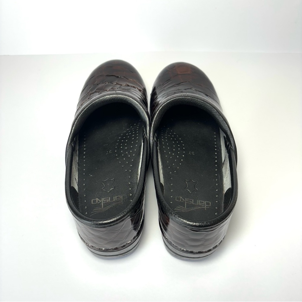 Dansko Brown Patent Leather Clogs Croc Embossed Comfort Nursing Shoes - Picture 7 of 12